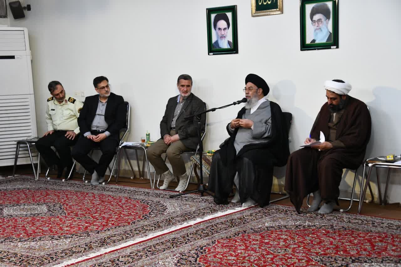 دوری از عمل بد دیگران، شرط ادب کردن است