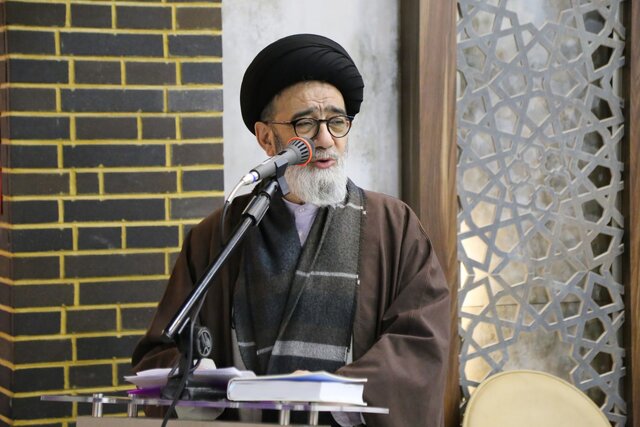 حوزویان و مسئولان نظام برای مقابله با انحرافات فکری از هیچ کوششی دریغ نکنند