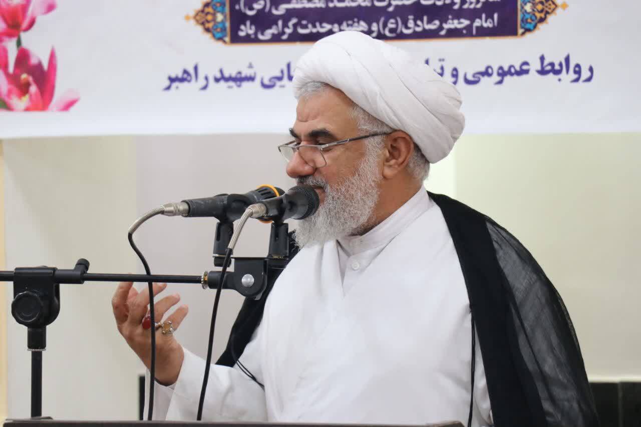 هرکس به وحدت اسلامی ایمان ندارد بداند از قرآن فاصله دارد