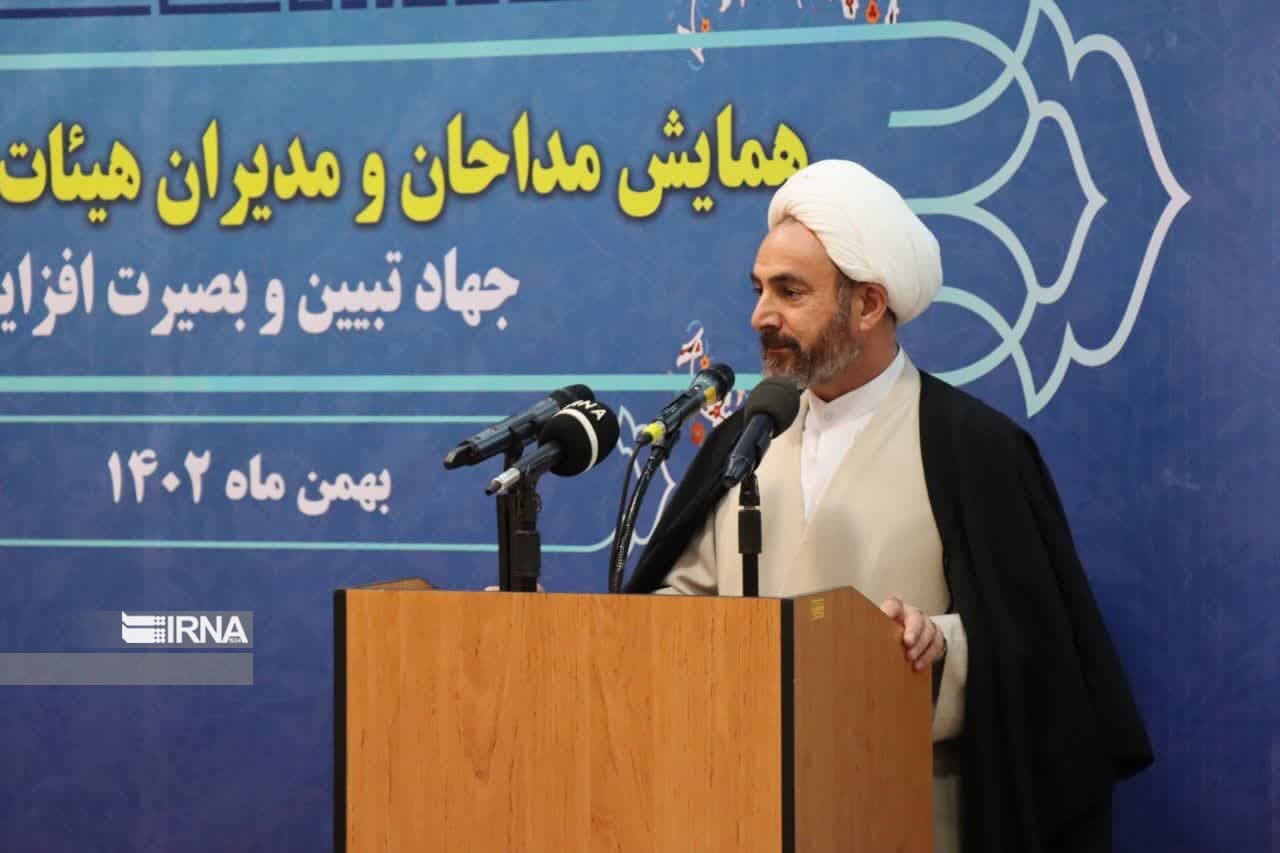 مداحان و هیئات مذهبی افسران پیش برنده مقابله با جنگ نرم دشمنان هستند