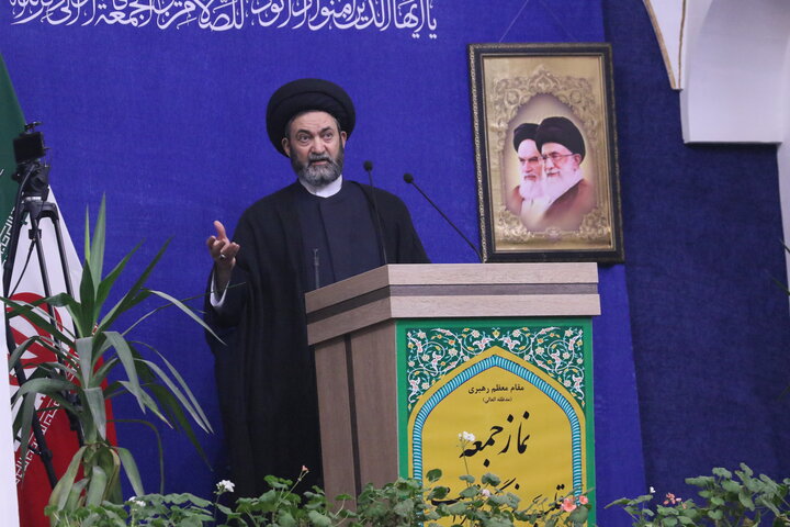 انقلاب اسلامی آرمانی ترین نظام را بنا نهاد