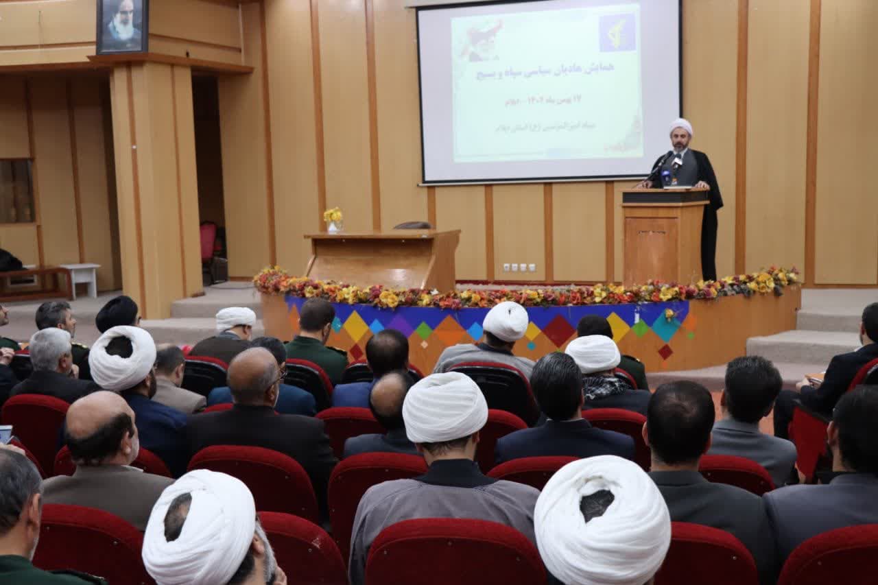 انقلاب اسلامی  نظام دو قطبی جهان را بر هم زد