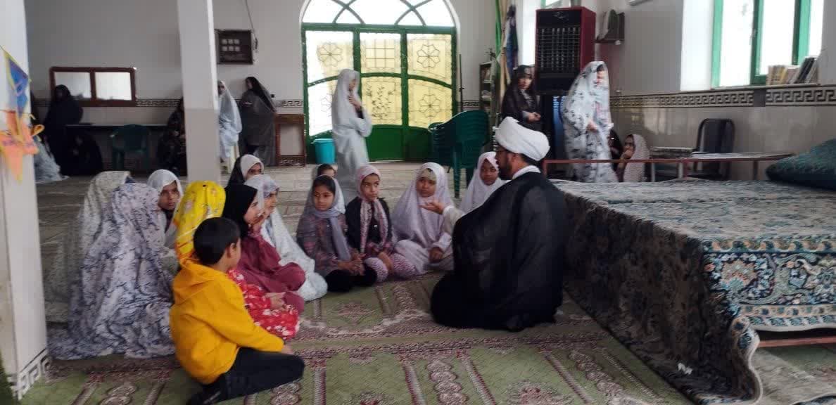 حضور مسئول دفتر رئیس ستاد امر به معروف و نهی از منکر شهرستان زرند در جمع معتکفین مسجد صاحب الزمان (عج) روستای نعیم آباد
