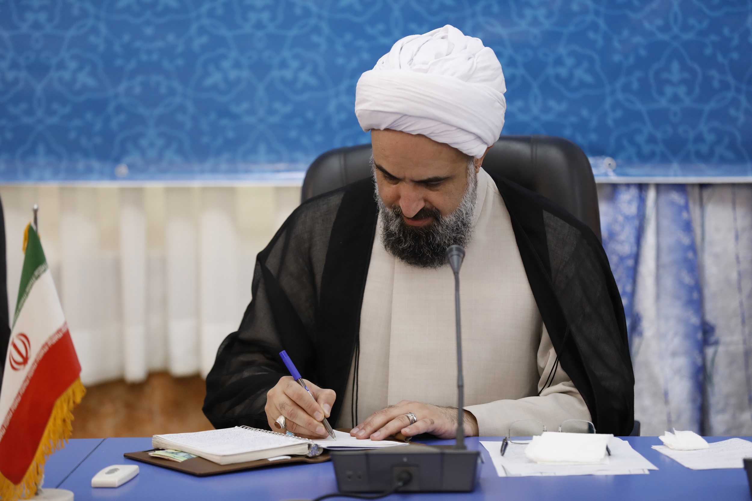 بوسه شما بر چادر دخترانتان زیباترین حُسن ختام برای جشنواره فجر بود