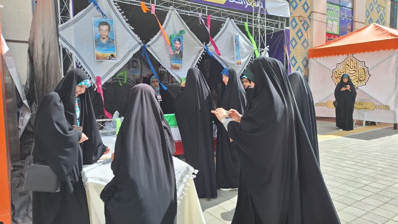  نگاهی به غرفه «روایتگری» مهرانه در حریم مطهر رضوی+فیلم