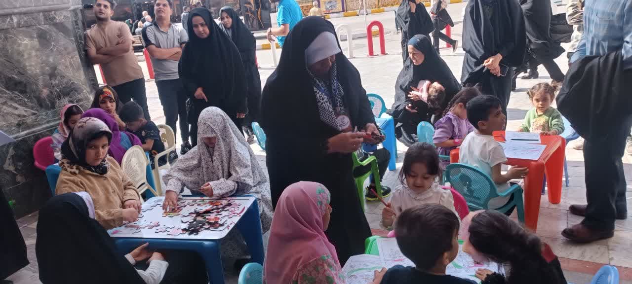 استقبال پرشور زائران در غرفه‌های «مهرانه» حریم مطهر رضوی از قاب تصویر