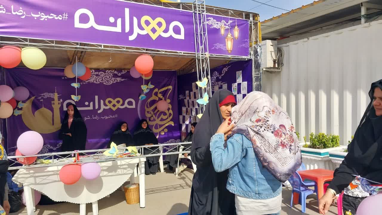 استقبال دختران مکلفه از حجاب در غرفه‌های مهرانه طرح مهربانی حریم رضوی+فیلم