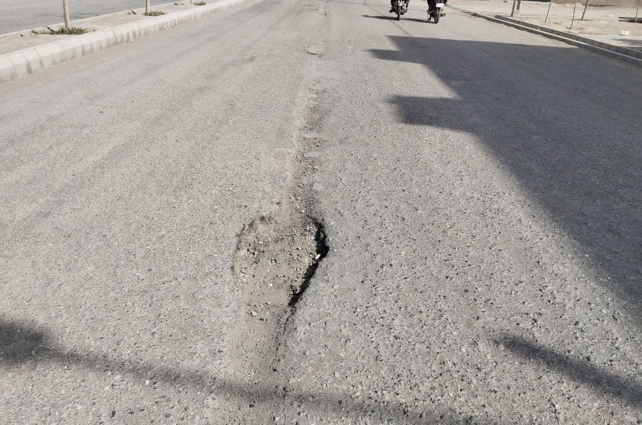  رسیدگی به وضعیت آسفالت در روستای چهاربرجی تایباد مطالبه مردم است