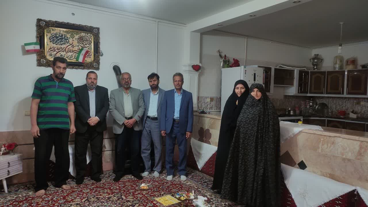 گناباد: دیدار با جمعی از خانواده‌های شهدا و جانبازان به مناسبت سالروز تأسیس سپاه پاسداران+عکس