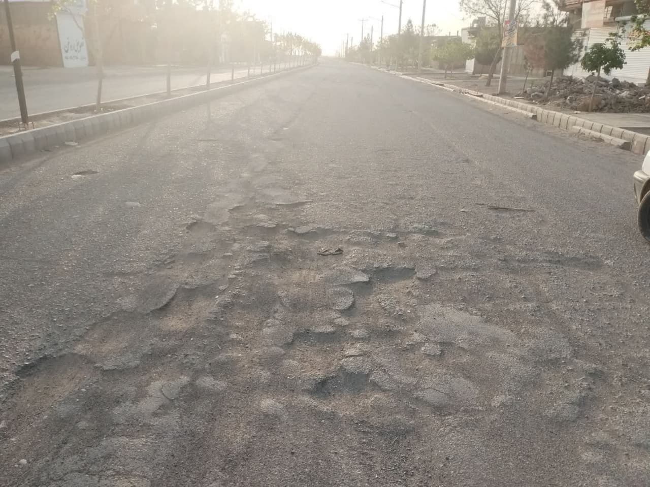  تکرار گلایه مردم روستای چهاربرجی در تایباد از آسفالت نامناسب/توپ پیگیری میان دهیاری و راهداری سرگردان است