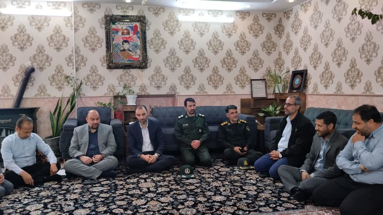  دیدار دبیر ستاد امربه‌معروف خراسان رضوی با خانواده شهید امربه‌معروف در فریمان+عکس