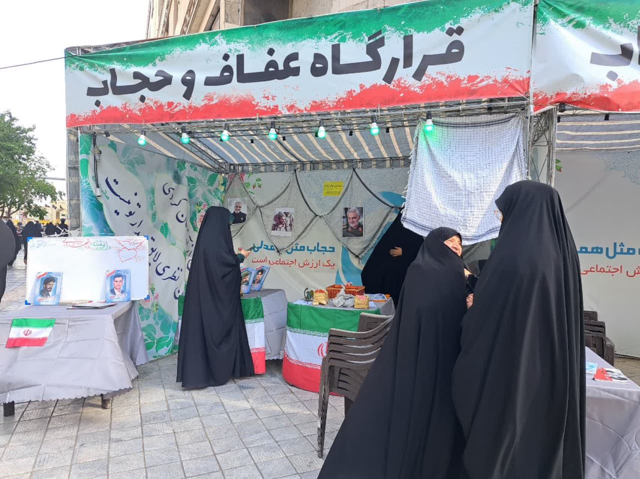 خداقوت مادر شهیدان عاصمی به عوامل اجرایی قرارگاه عفاف و حجاب خیابان شیرازی مشهد