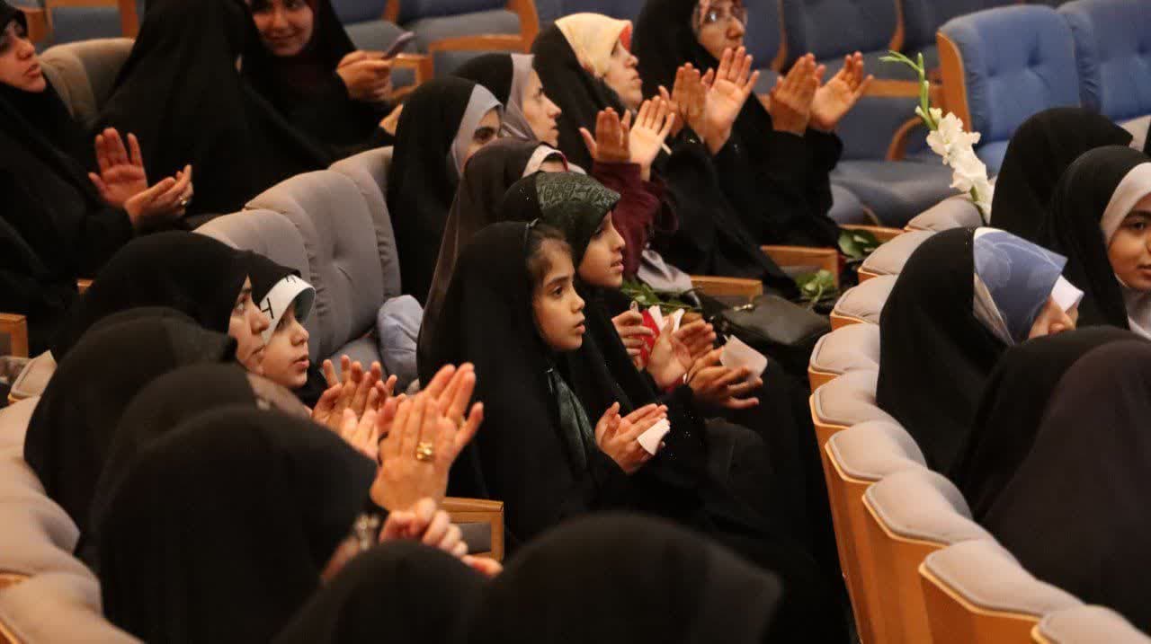 جامعه ای در خطر است که علم افرادش کم باشد 