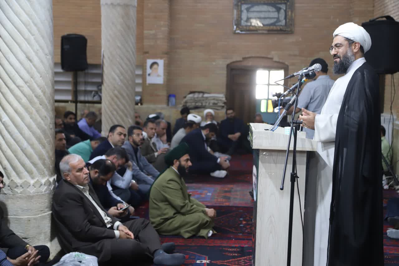 هر جا به اسلام و بنا بر مکتب امام(ره) عمل کردیم کارها پیش رفت 