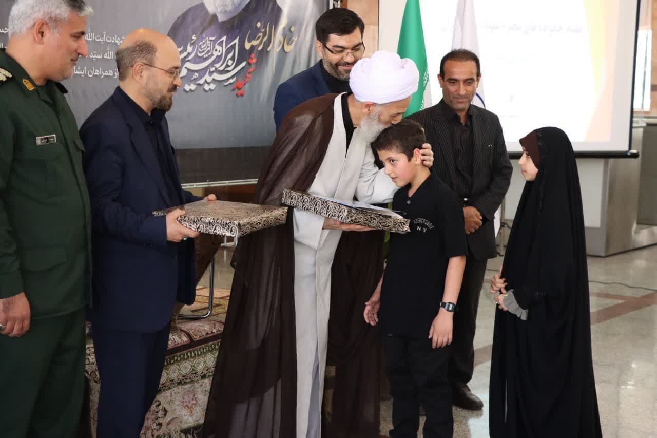 افق دید امام راحل نابودی استکبار و نظام سلطه و ایجاد ساختار جدیدی در جهان بر محور عدالت بود  