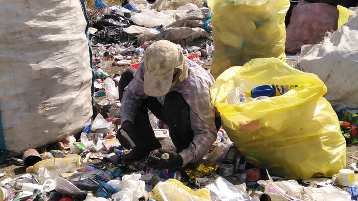 شهروندخبرنگار: گلایه اهالی میدان مادر سبزوار از تجمع زباله گردان و خریدوفروش عمده زباله در محله مسکونی/مطالبه ساکنان منطقی است
