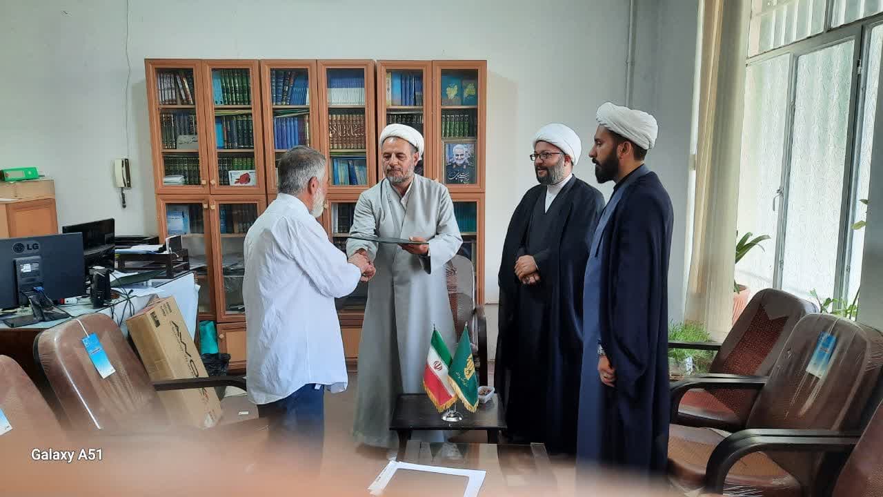 اهدا حکم‌ دبیر ستاد امر به معروف و نهی از منکر شهرستان بوانات 
