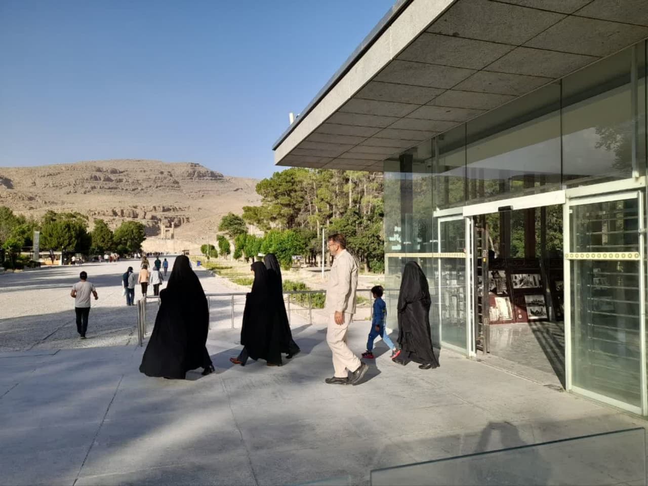 دیدار اعضای ستاد امر به معروف مرودشت با رئیس مجموعه تخت جمشید 