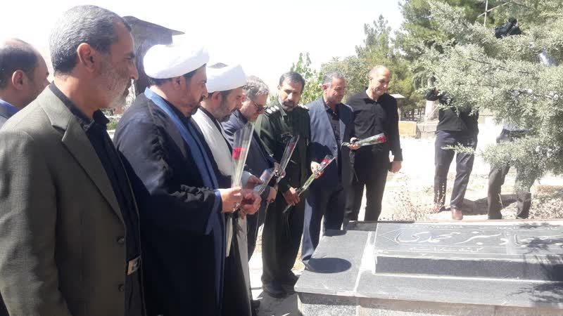 مراسم عطر افشانی و غبارروبی از مزار مطهر شهیدسجادسبز محمدی شهید شاخص امر به معروف و نهی از منکر استان کرمانشاه در سال ۱403