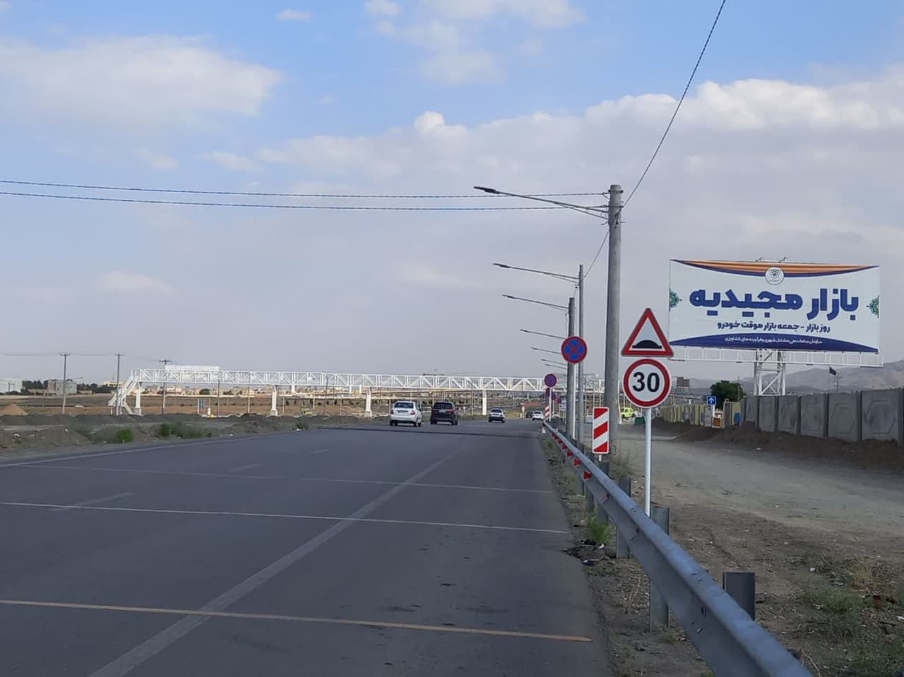 نصب پل‌عابر پیاده در محل تردد روزبازار مجیدیه مشهد پاسخ به مطالبه مردم است