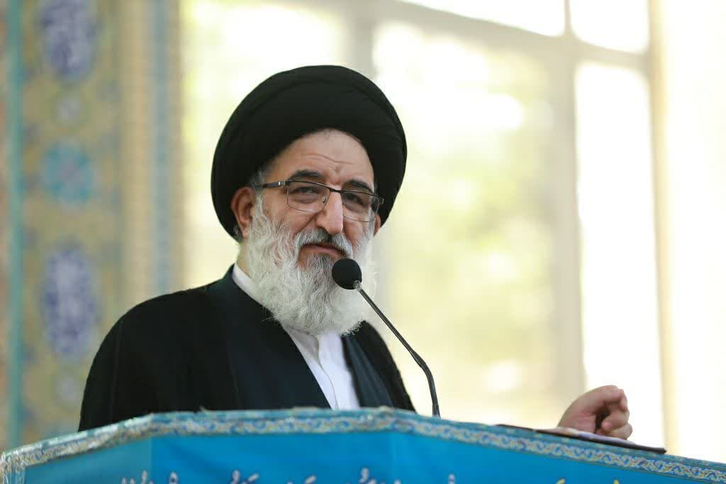 نماز عالی‌ترین شخصیت شیعی بر فرمانده‌ای از اهل سنت، پیام‌های فراوانی را مخابره کرد/ این بار مسئله انتقام نیست؛ خون‌خواهی است/