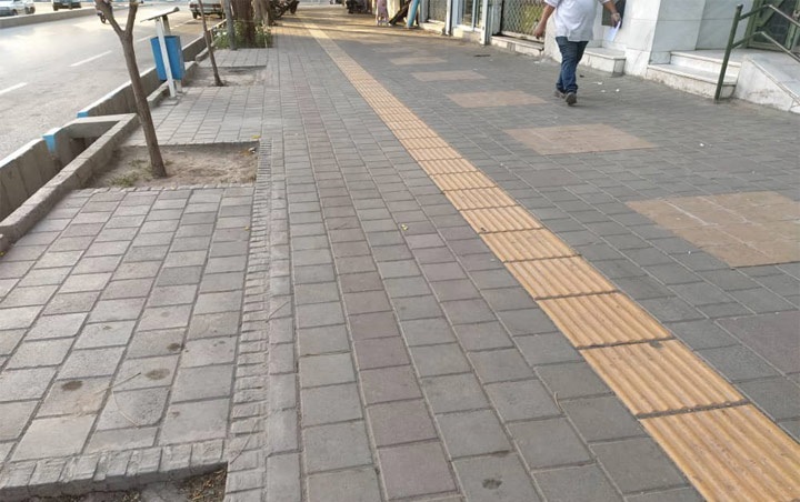 شهروندخبرنگار: آغاز پروژه اجرای موزائیک و تایل نابینایان در تایباد