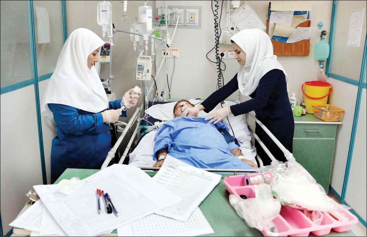 کاهش در پرداخت کارانه، مطالبه پزشکان و پرستاران است