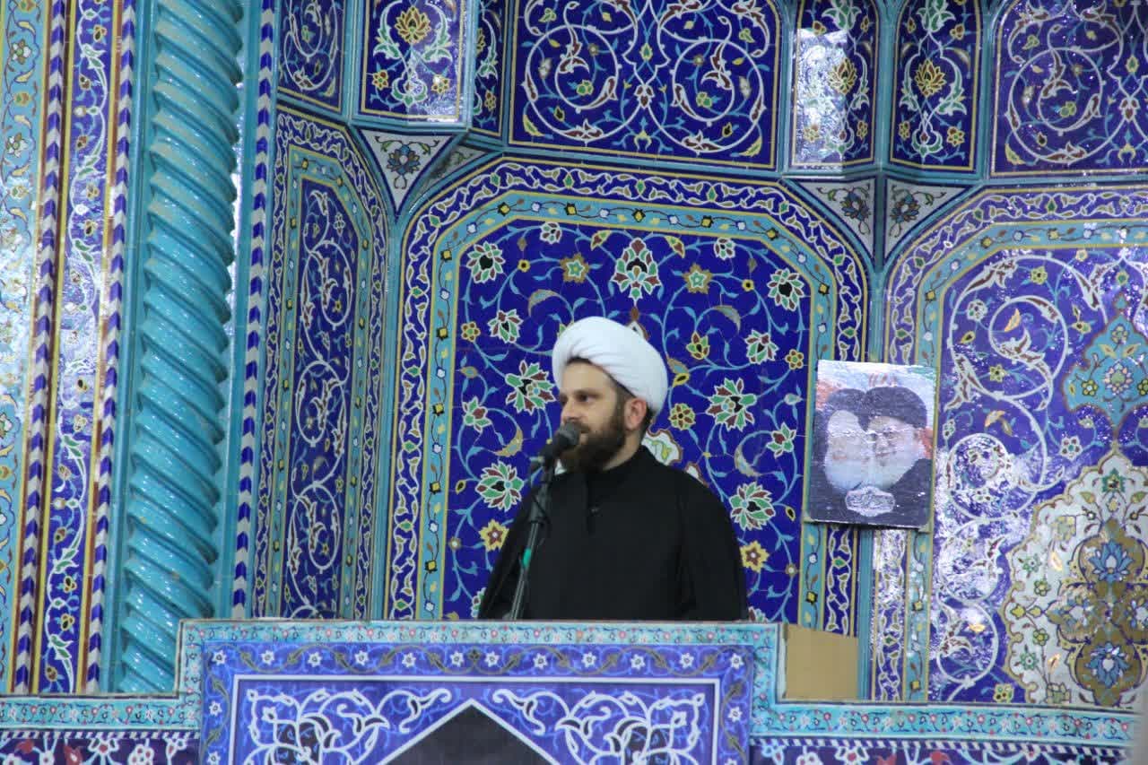 سخنرانی حجت الاسلام کرباسی، دبیر ستاد امر به معروف و نهی از منکر استان قم، پیش از خطبه های نماز جمعه