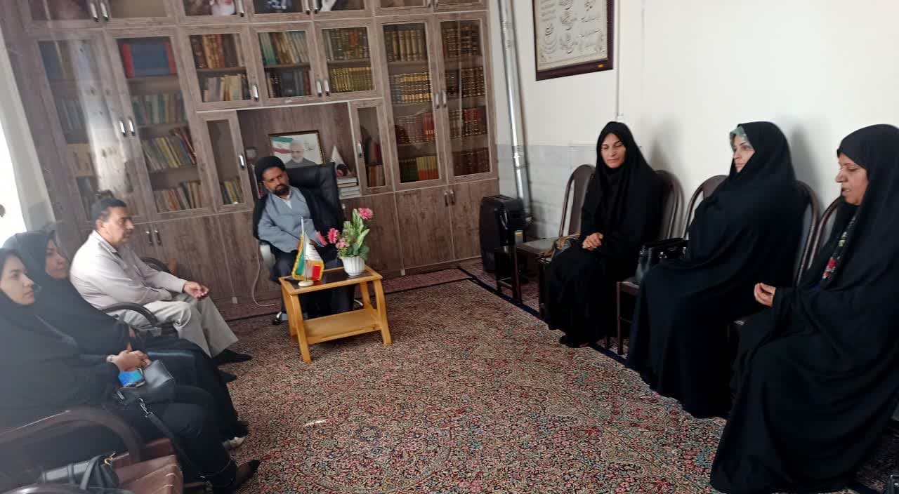 نشست هم‌اندیشی ستاد امر به معروف و نهی از منکر شهرستان زرند با متصدیان آرایشگاه‌های زنانه