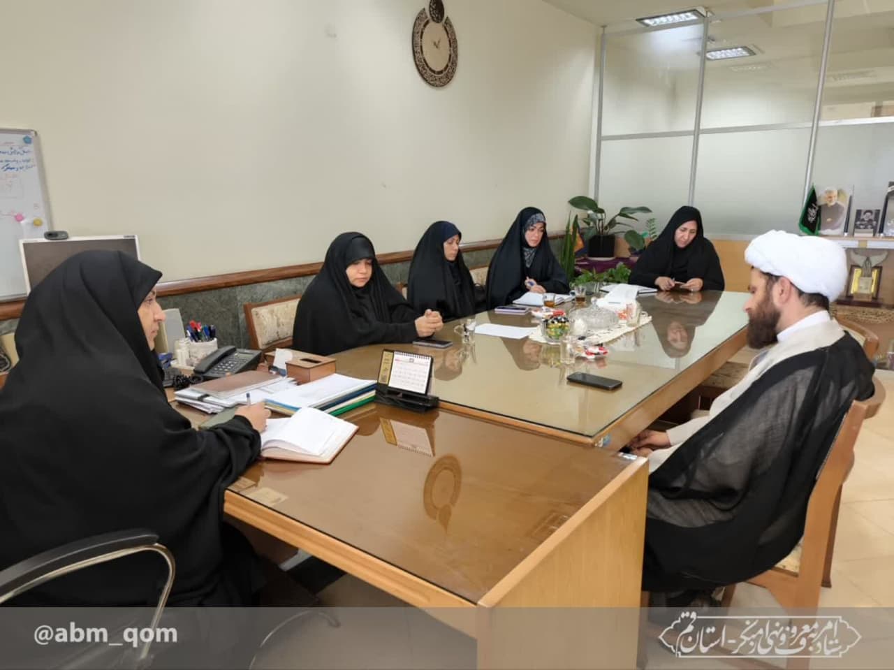 جلسه حجت الاسلام کرباسی، دبیر ستاد امر به معروف استان با خانم دکتر عرب‌نژاد مدیر کل امور زنان و خانواده استانداری قم
