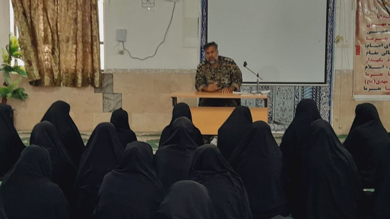 نشست بصیرتی دبیر ستاد امر به معروف و نهی از منکر شهرستان عنبرآباد با بانوان