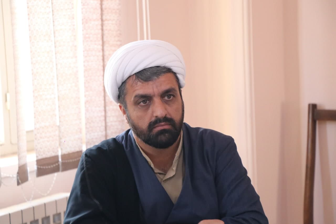 انسان نیاز به مسائل دیگری از جمله اعتقادات، اخلاق و انسانیت دارد