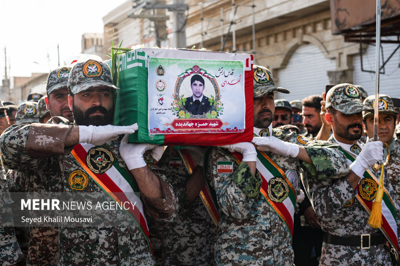 حضور رئیس ستاد امر به معروف و نهی از منکر خوزستان در مراسم تشییع شهید مدافع امنیت شهید جهاندیده در رامهرمز