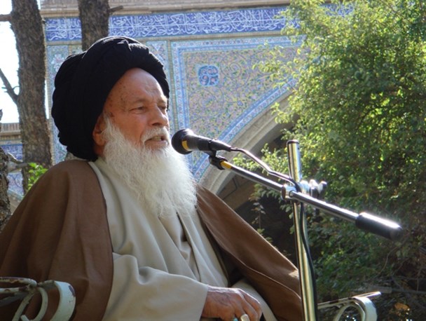  اتحاد نیروهای داخلی و از بین بردن آثار منفی دوران فلاکت بار و فساد انگیز پهلوی از ابتدایی ترین اقدامات وی بود. 