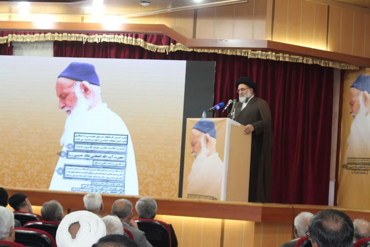 شخصیت‌هایی مانند آیت‌الله ملک حسینی برای هدایت جامعه به سوی وحدت، دانایی، علم و اخلاق ضروری هستند