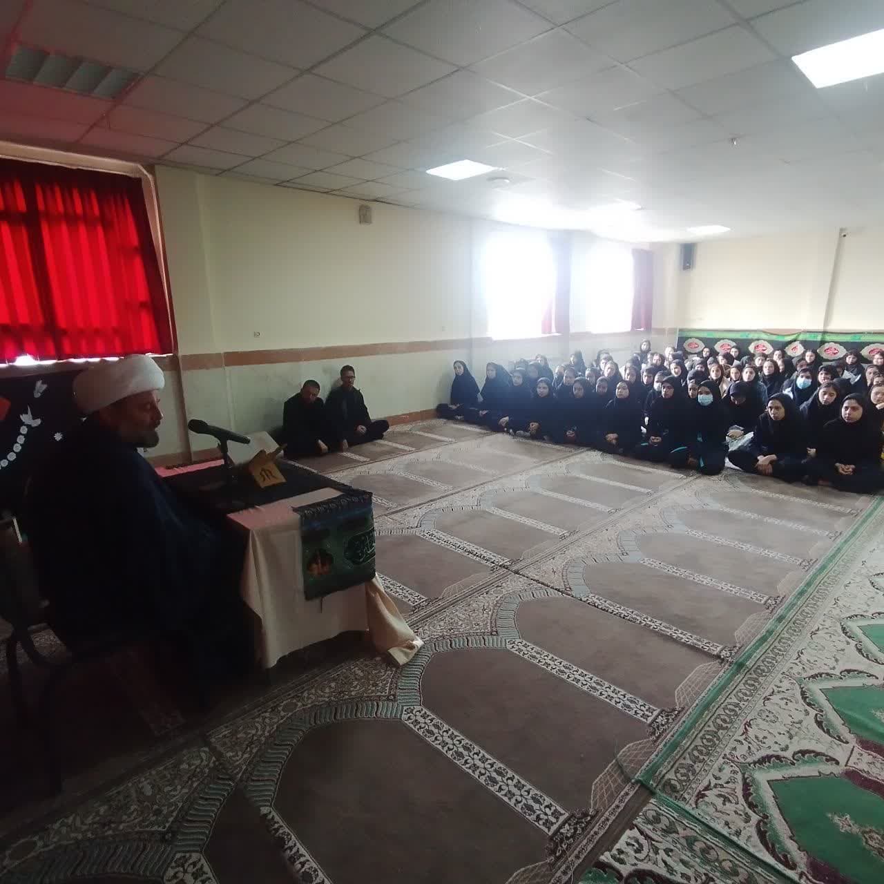 بانوان نقش مؤثری در شکل‌گیری یک جامعه سالم و اخلاقی ایفا می کنند