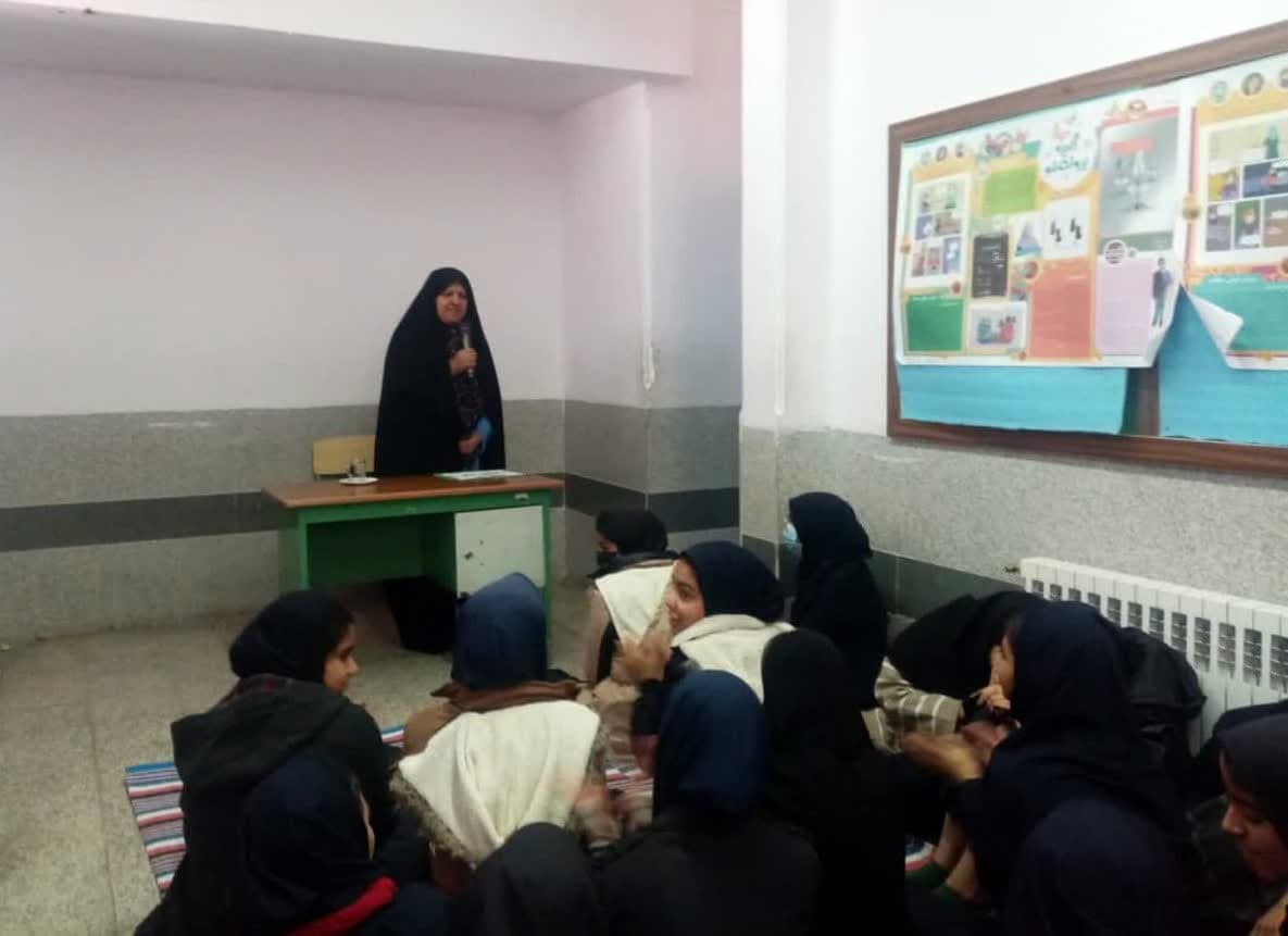 نشست دانش‌آموزان دختر به مناسبت ولادت حضرت فاطمه زهرا(س) در شهرستان زرند