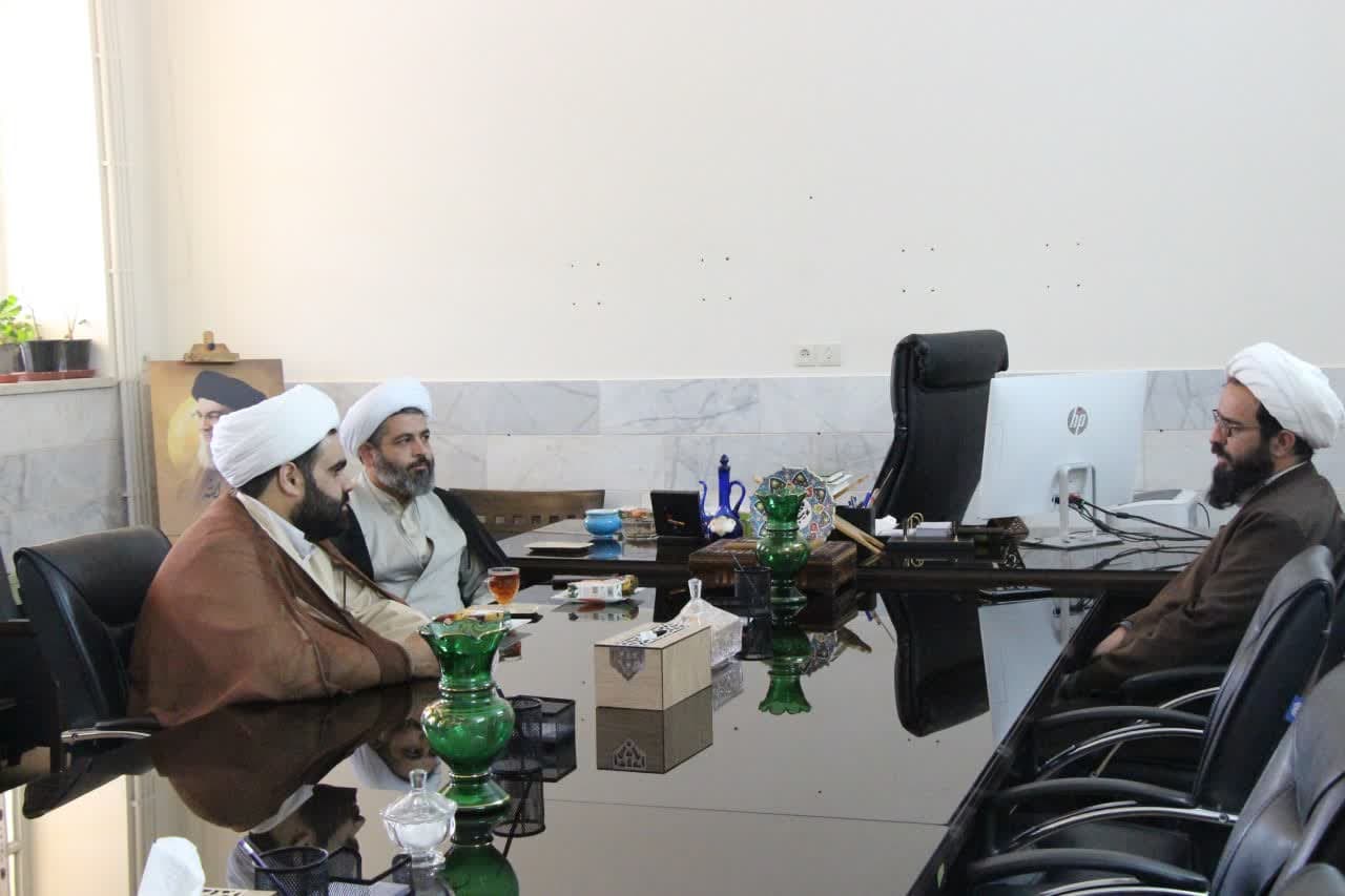 جلسه هم‌اندیشی در مورد دوره آموزشی معروفات و منکرات اداری در آستان مقدس امامزاده سید جعفر محمد (علیه السلام) برگزارگردید 