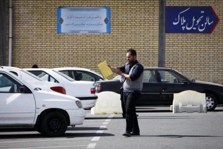 شلوغی و ازدحام جمعیت تنها مرکز تعویض پلاک شهرستان تایباد