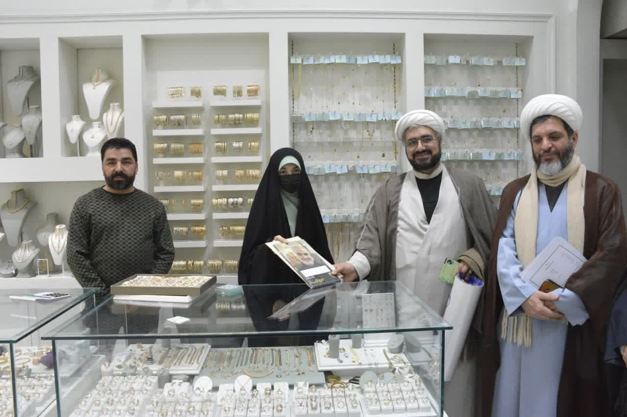 تجلیل از فروشندگان خانم با حجاب در بازار  بزرگ شمسه همزمان با ایام الله دهه فجر