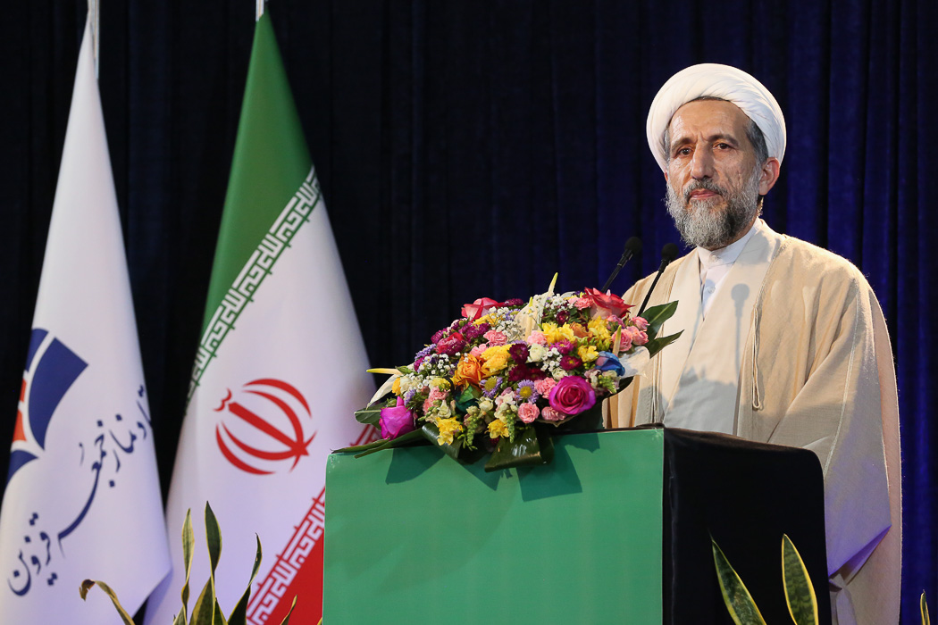 همه مسئولان برای حل مشکلات اقتصادی پای کار بیایند 