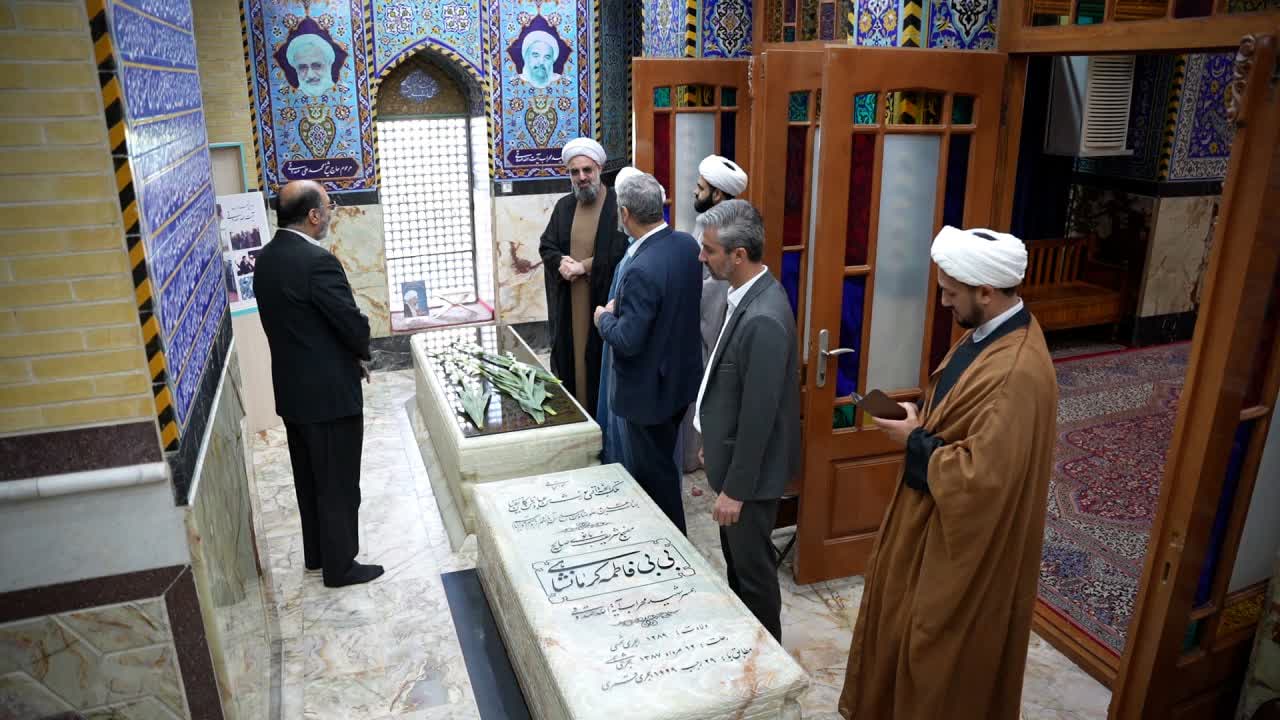 دکتر طاهری آکردی و همراهانش به عَلَم‌داران انقلاب و شهدا ادای احترام کردند