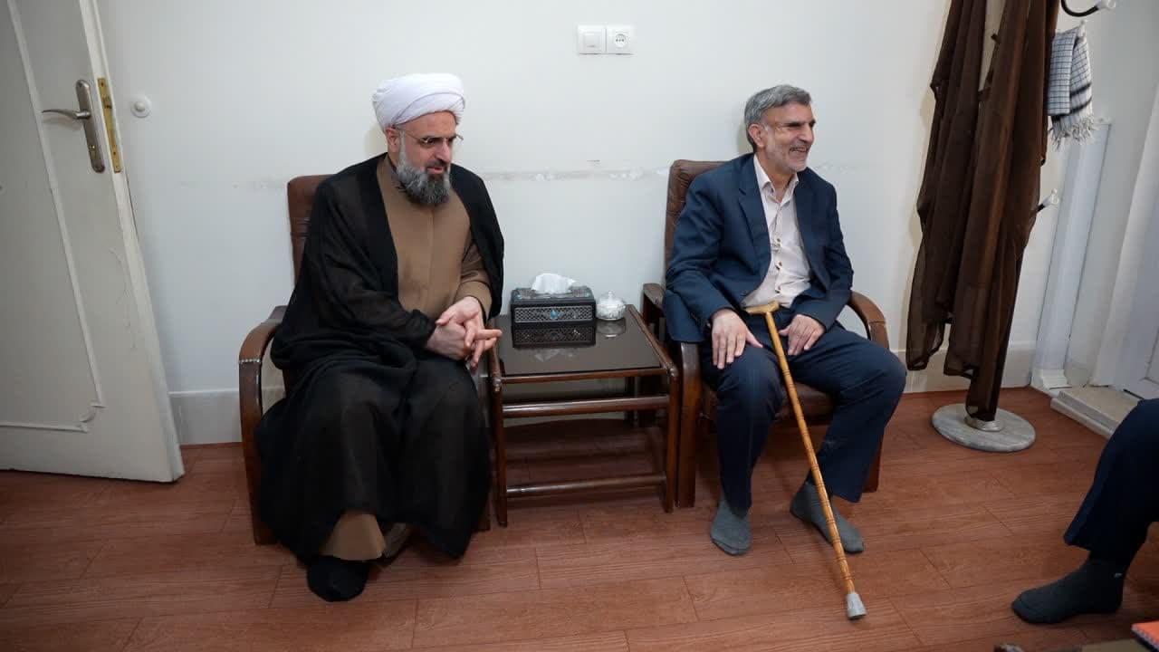 دکتر طاهری آکردی دبیر ستاد کشور با سردار میرحسینی جانباز دفاع مقدس دیدار کرد
