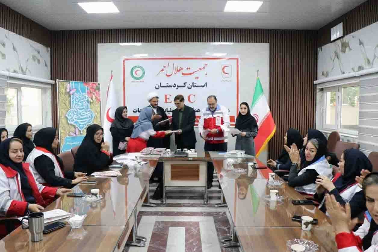 تجلیل ستاد امر به معروف کردستان از امدادگران و نجاتگران دختر و بانو در هلال احمر 