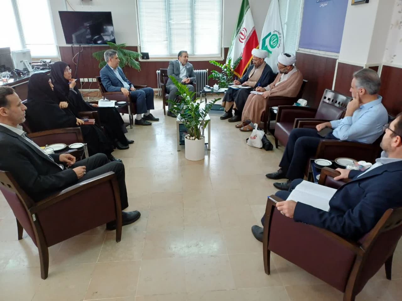 برگزاری نشست اعضای شورای امر به معروف و نهی از منکر و مصاحبه با رئیس شورا در اداره کل دیوان محاسبات استان زنجان.