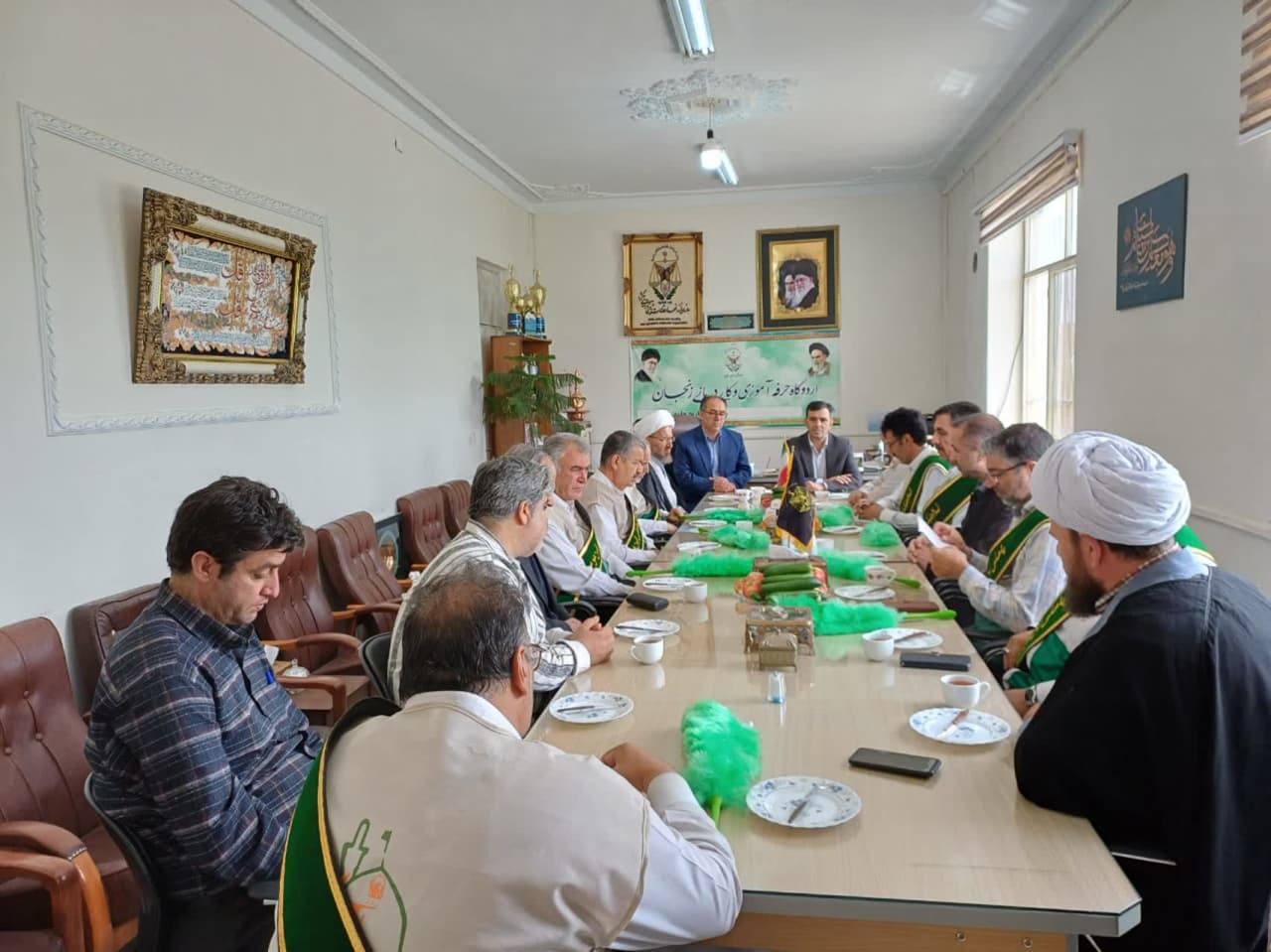 حضور دبیر و مسئول روابط عمومی ستاد امر به معروف و نهی از منکر استان به همراه کاروان خادمین حرم رضوی در زندان مرکزی زنجان.