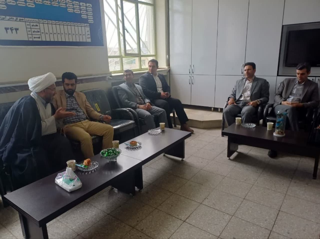 دیدار دبیر و اعضای ستاد امر به معروف و نهی از منکر استان با کادر و معلمین مدرسه حاج احمد خمینی به مناسبت روز معلم.