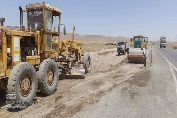  تسطیح و تیغ‌زنی محور روستایی دینوخان - مرادخان در تایباد باهدف خدمت به مردم