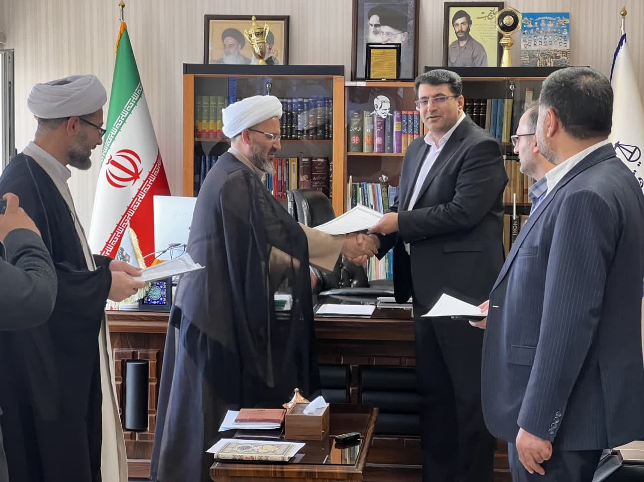 تقدیم احکام اعضای شورای امر به معروف و نهی از منکر اداره کل ثبت اسناد و املاک قوه قضاییه استان زنجان.