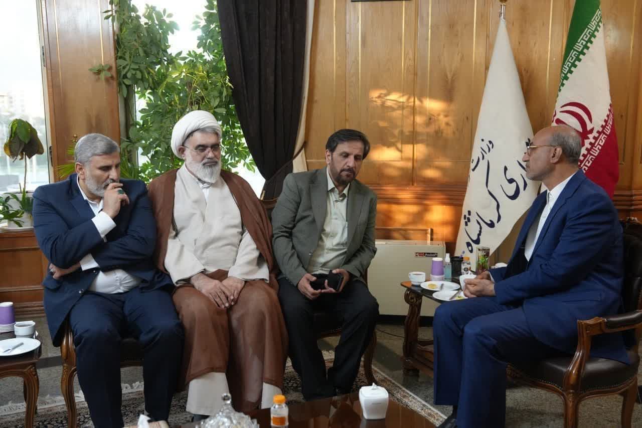 جلسه مشاور عالی رئیس ستاد امر به معروف و نهی از منکر کشور با استاندار کرمانشاه برگزار شد.